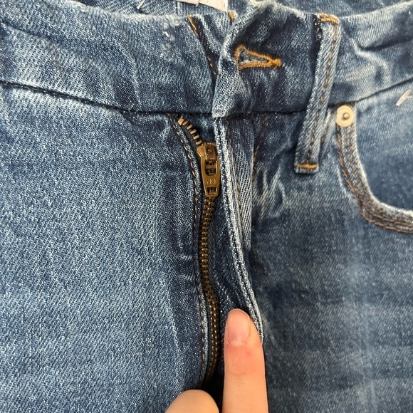 Good American | Medium wash high rise skinny jeans distressed flaw 4/27 - Picture 2 of 5